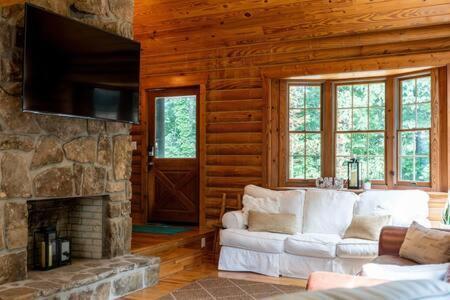 Cozy 2 Bedroom Cabin Nestled In Wooded Hideaway Monterey Kültér fotó