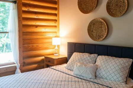 Cozy 2 Bedroom Cabin Nestled In Wooded Hideaway Monterey Kültér fotó