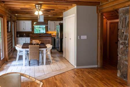 Cozy 2 Bedroom Cabin Nestled In Wooded Hideaway Monterey Kültér fotó