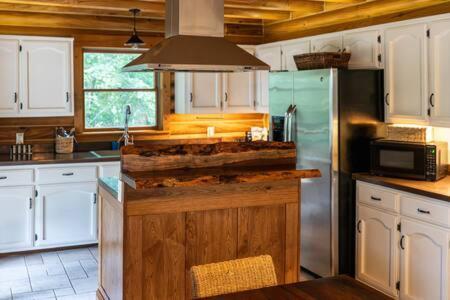 Cozy 2 Bedroom Cabin Nestled In Wooded Hideaway Monterey Kültér fotó