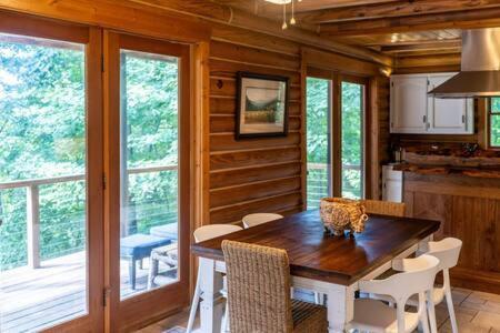 Cozy 2 Bedroom Cabin Nestled In Wooded Hideaway Monterey Kültér fotó