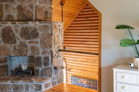 Cozy 2 Bedroom Cabin Nestled In Wooded Hideaway Monterey Kültér fotó