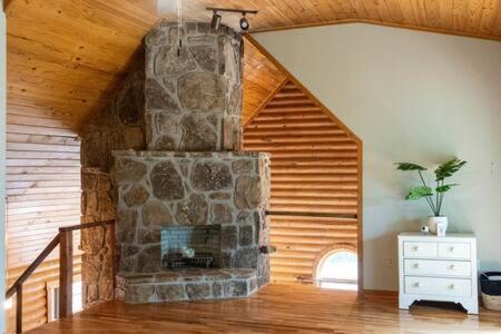 Cozy 2 Bedroom Cabin Nestled In Wooded Hideaway Monterey Kültér fotó