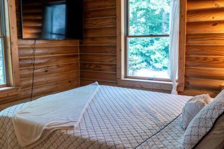Cozy 2 Bedroom Cabin Nestled In Wooded Hideaway Monterey Kültér fotó
