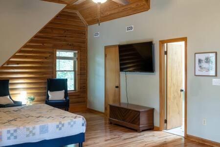 Cozy 2 Bedroom Cabin Nestled In Wooded Hideaway Monterey Kültér fotó