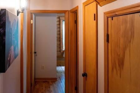 Cozy 2 Bedroom Cabin Nestled In Wooded Hideaway Monterey Kültér fotó